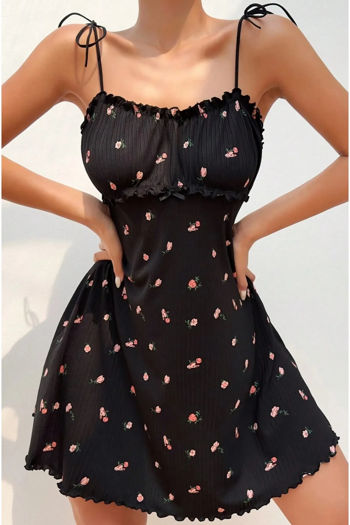 Kadın Siyah Çiçek Desenli Askılı  Gecelik